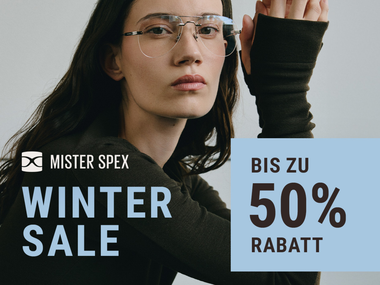 Frau mit randloser Brille blickt in die Kamera, daneben steht der Text „Mister Spex – Winter Sale“